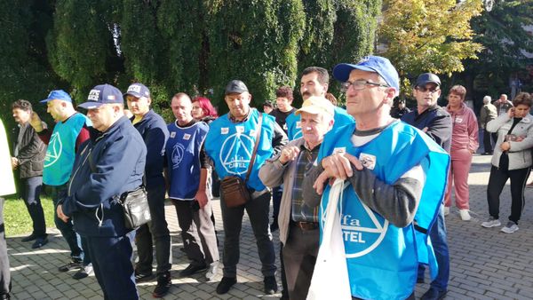 Protest anti-sărăcie &icirc;n fața Guvernului. Sindicatele cer salarii mai mari și facturi mai mici