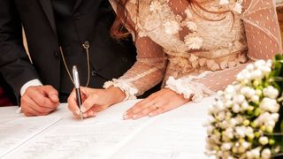 O româncă a ajuns în spatele gratiilor după ca a oficiat zeci de căsătorii fictive în Italia. Femeia era „nevastă“ de meserie