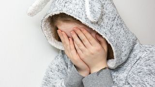 O elevă de 16 ani a fost agresată sexual de un preot profesor în timpul orelor de curs. A fost deschis un dosar penal