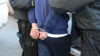 Un băiat de 17 ani a fost arestat preventiv pentru că a jefuit un copil de 11 ani