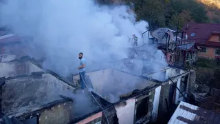 Familiile din Siriu vor primi ajutor de la stat, în urma incendiului care le-au distrus casele
