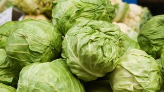 Un buzoian a fost bătut crunt chiar de hoții care îi călcau pe proprietate. Bărbații veniseră să-i fure varza de pe câmp