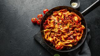 Patronii restaurantelor de pe litoral sunt revoltați de noile reguli ANPC. „Scriem când s-a născut porcul?”