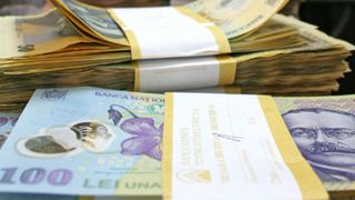 Un bătr&acirc;n de 97 de ani a uitat &icirc;n taxi o borsetă cu 12.700 de euro