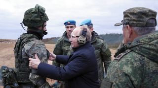 VIDEO - Președintele Vladimir Putin a tras focuri de armă ca să-i încurajeze pe soldații ruși (VIDEO)