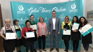 Au fost acordate diplomele pentru cei care au participat la cursul de pictură pe apă Ebru organizat de Institutul Yunus Emre din București