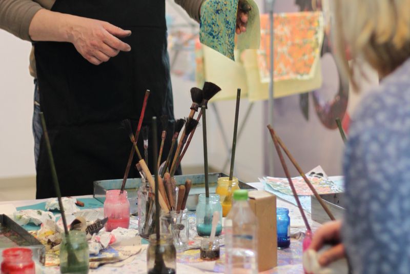 Diplome pentru cei care au participat la cursul de pictură pe apă Ebru organizat de Institutul Yunus Emre din București