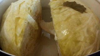 Cum se taie cotoarele la varza pentru murat? Rețetă