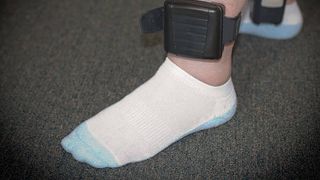 Bărbatul care și-a ținut copilul flămând şi bătut în mod repetat a ajuns în spatele gratiilor. Individul şi-a distrus şi brăţara electronică pusă de oamenii legii