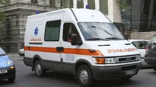 Un bărbat gol pușcă a terorizat cu toporul locatarii unui bloc