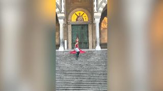 O turistă a creat controverse în Italia după o ședință foto. Femeia s-a dezbrăcat și s-a fotografiat pe treptele unei catedrale