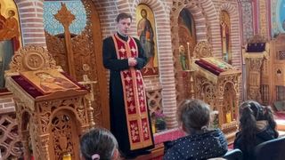 Preotul care a revenit din morți după ce a făcut infarct în timpul slujbei a vorbit despre "miracolul" trăit