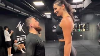 A încercat să lupte cu o femeie mai înaltă cu 25 de centimetri decât el și a pățit-o rău. Video viral