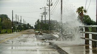 Uraganul Roslyn a lovit coasta mexicană a Pacificului. Mii de locuitori au rămas fără adăpost