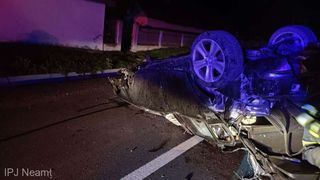 Un adolescent de 17 ani a făcut prăpăd pe o stradă din Trifești. Două persoane au ajuns la spital după ce minorul s-a urcat băut la volan 