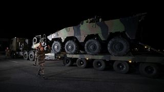  Zeci de blindate au ajuns &icirc;n Rom&acirc;nia. Este primul convoi cu tehnică militară franceză care se &icirc;ndreaptă spre baza de la Cincu