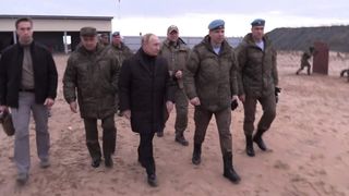 Vladimir Putin ar avea cancer. Imaginile rare cu președintele rus în care apare cu o rană misterioasă pe mână: „Nu vrea să schimbe istoria, ci să o încheie”