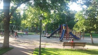 Un copil de 6 ani și-a prins piciorul într-un leagăn dintr-un parc 