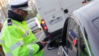 Un șofer oprit pentru viteză excesivă și fără permis a făcut schimb de locuri cu o femeie