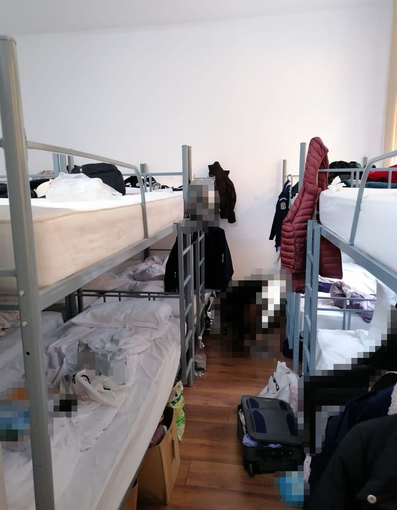 VIDEO - Condiții mizere la Academia de Poliție. Viitorii agenți de poliție stau câte 16 în cameră, nu au unde să își realizeze igiena personală, toaletele nu funcționează, apa caldă nu există, iar șobolanii umblă liberi