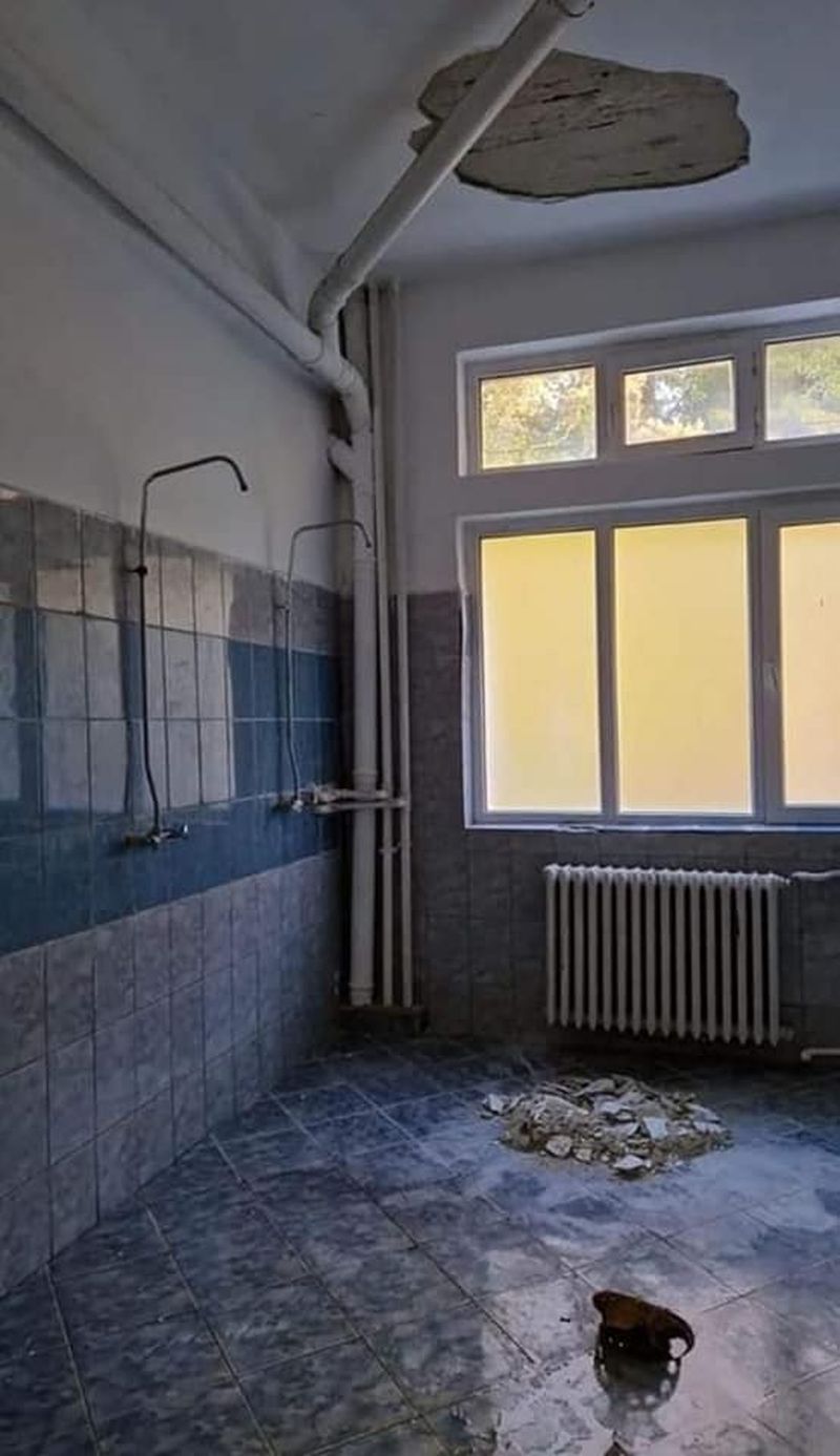 VIDEO - Condiții mizere la Academia de Poliție. Viitorii agenți de poliție stau câte 16 în cameră, nu au unde să își realizeze igiena personală, toaletele nu funcționează, apa caldă nu există, iar șobolanii umblă liberi