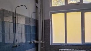 VIDEO - Condiții mizere la Academia de Poliție. Viitorii agenți de poliție stau câte 16 în cameră, nu au unde să își realizeze igiena personală, toaletele nu funcționează, apa caldă nu există, iar șobolanii umblă liberi