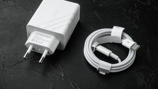 Tragedie &icirc;n Nistorești! Un copil de un an s-a stins din viață după ce s-a jucat cu un &icirc;ncărcător de telefon