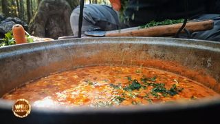 VIDEO | Wild Cooking: Supă de legume cu carne afumată
