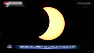 Buluc de oameni la ochelarii de eclipsă