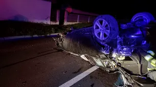 Un adolescent beat și cu o mașină furată a comis un accident