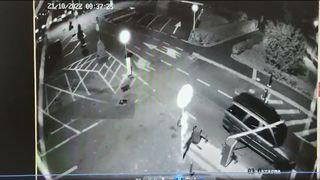 VIDEO | Scene halucinante: Un bărbat a ignorat regulamentul parcării din centrul oraşului şi a ieşit pe contrasens, rupând bariera