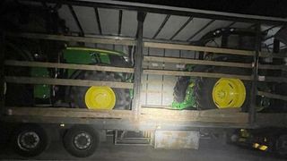 Descoperirea uimitoare a polițiștilor în tirul unui român care  transporta "colete de stofă"