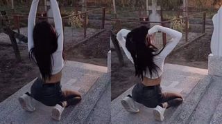 VIDEO | Imagini inedite cu o tânără care dansează pe un mormânt. Românca a fost filmată