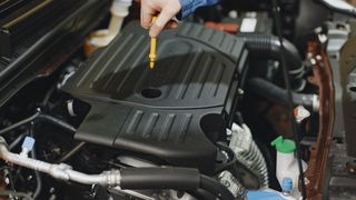 „Vecine, tu de unde cumperi un ulei auto de calitate?“ Dialogul surprins în fața unui bloc din Capitală