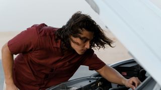 &bdquo;Vecine, tu de unde cumperi un ulei auto de calitate?&ldquo; Dialogul surprins &icirc;n fața unui bloc din Capitală