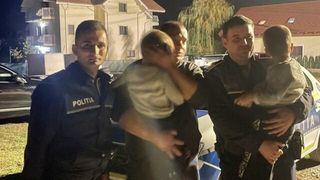 Doi frați gemeni de patru ani au fost găsiți de un jadarm &icirc;n timp ce rătăceau pe o stradă