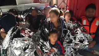 VIDEO - Misiune specială pentru polițiștii rom&acirc;ni de frontieră, &icirc;n Marea Mediterană: 108 persoane au fost salvate din largul mării. Printre acestea se regăsesc 8 copii din Irak, Iran, Maroc și Egipt