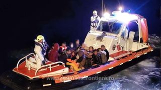 VIDEO - Misiune specială pentru polițiștii rom&acirc;ni de frontieră, &icirc;n Marea Mediterană: 108 persoane au fost salvate din largul mării. Printre acestea se regăsesc 8 copii din Irak, Iran, Maroc și Egipt