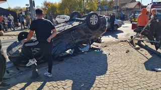 Accident rutier &icirc;n Ilfov: O mașină s-a răsturnat. &Icirc;n urma impactului, 5 copii au ajuns la spital
