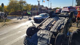 Accident rutier &icirc;n Ilfov: O mașină s-a răsturnat. &Icirc;n urma impactului, 5 copii au ajuns la spital