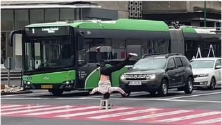 Spectacol pe o trecere de pietoni. Ce a făcut un turist în Brașov