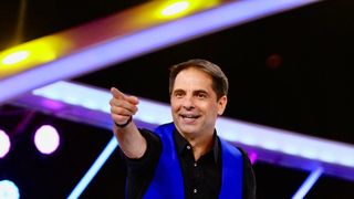 VIDEO - Dan Negru, g&acirc;nduri despre pelerini la miezul nopții: &bdquo;Or fi mulți pe aici care caută să fie plini pe dinăuntru&rdquo;. Vedeta TV a ieșit la o plimbare nocturnă prin centrul Bucureștiului