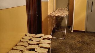 Întâmplare inedită într-un bloc din România! O familie a întins pe sârmă 50 de felii de pâine în fața ușii: „Se face la final de octombrie”