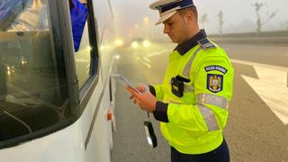 Urmărire a poliţiştilor, din Bucureşti, pentru prinderea unui şofer care nu a oprit la semnal. La volan se afla un tânăr de 17 ani