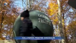 Halloween printre dinozauri