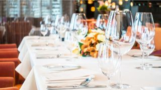 Invitații la petrecerea de Halloween a miliardarului Elon Musk au fost surprinși luând prânzul la un restaurant din Brașov