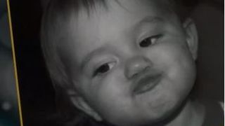 Micuța din imagine este o cântăreață extrem de iubită. Tu o recunoști?!