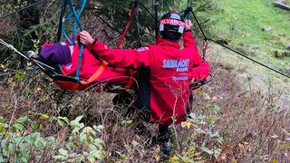 Intervenţie a Salvamont după ce un parapantist a rămas blocat &icirc;ntr-un copac