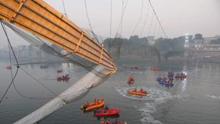 Pod prăbușit în India: cel puțin 141 de oameni au murit înecați