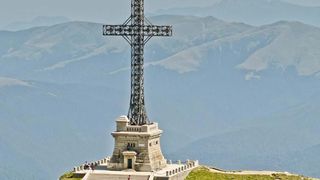 VIDEO - Un turist a fost amendat cu 3.000 de lei, după ce a incendiat pajiștea din apropierea Crucii Caraiman